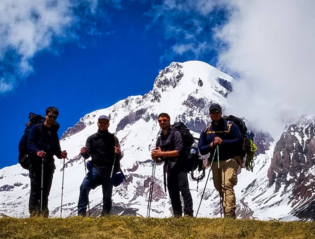 Aufstieg zum Berg Kazbek Bergsteiger am Kasbek