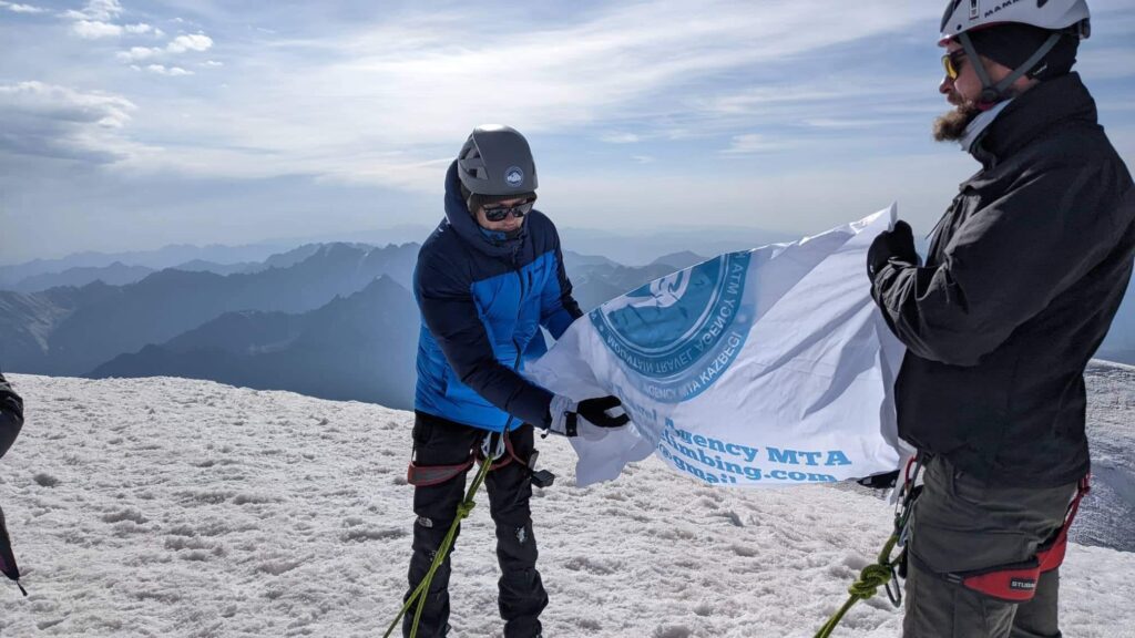 Abstieg vom Gipfel des Mt. Kazbek